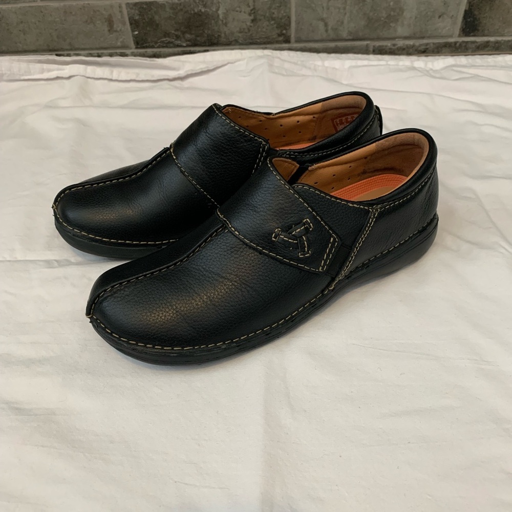 Women’s Clarks Un Loop Ave slip on shoes black, size 8.5